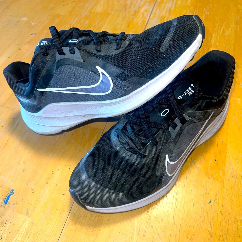 Women’s Nike Quest 05 black with blue symbol running sneakers